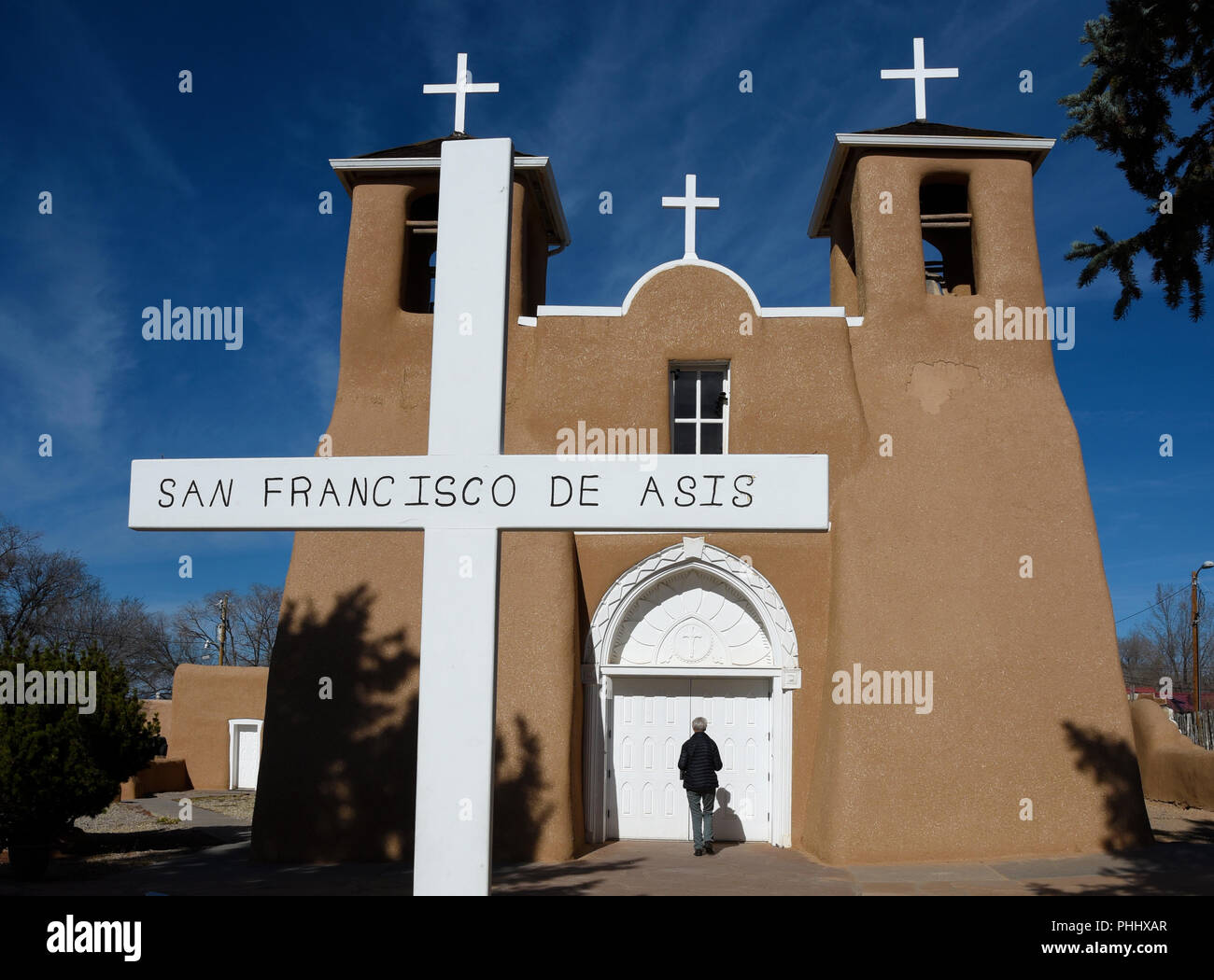 Un turista in visita il centro storico di San Francisco de Asis chiesa della Missione in Rancho de Taos, Nuovo Messico USA Foto Stock
