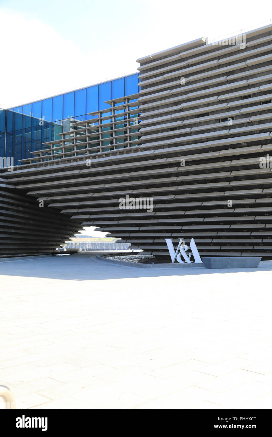 Kengo Kuma è di nuovo V&A Dundee, sul Fiume Esplanade come parte della città sul lungomare, di rigenerazione in Scozia, Regno Unito Foto Stock