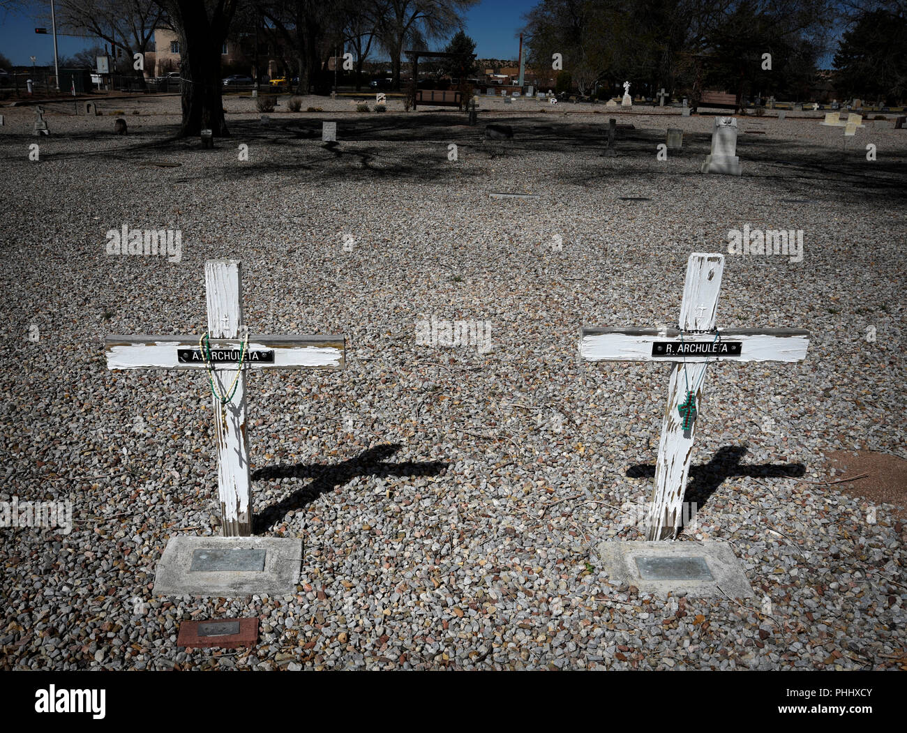 Una coppia di weathered croci fatte in casa e la tomba di marcatori in un cimitero in Nuovo Messico. Foto Stock