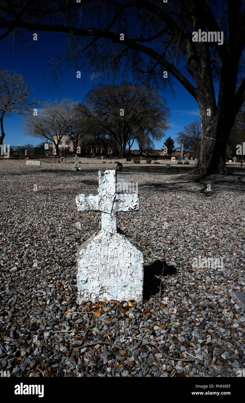 Un alterato in casa croce di cemento e di grave marcatore in un cimitero in Nuovo Messico. Foto Stock