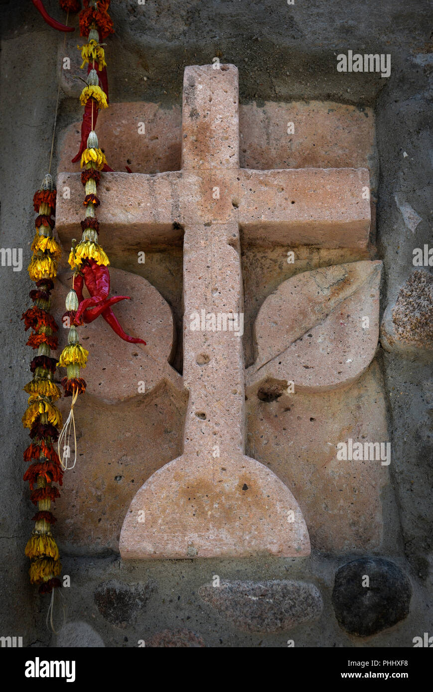 Una pietra scolpita cross incorporato nella facciata di un edificio in pietra a Santa Fe, New Mexico USA Foto Stock