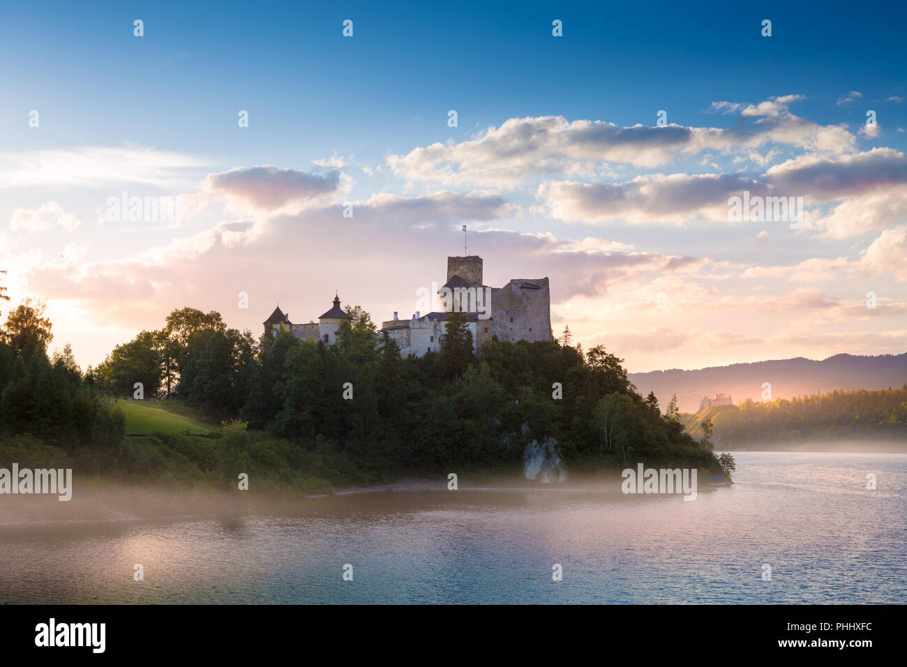 Castello medievale in Niedzica dal lago Czorsztyn Foto Stock