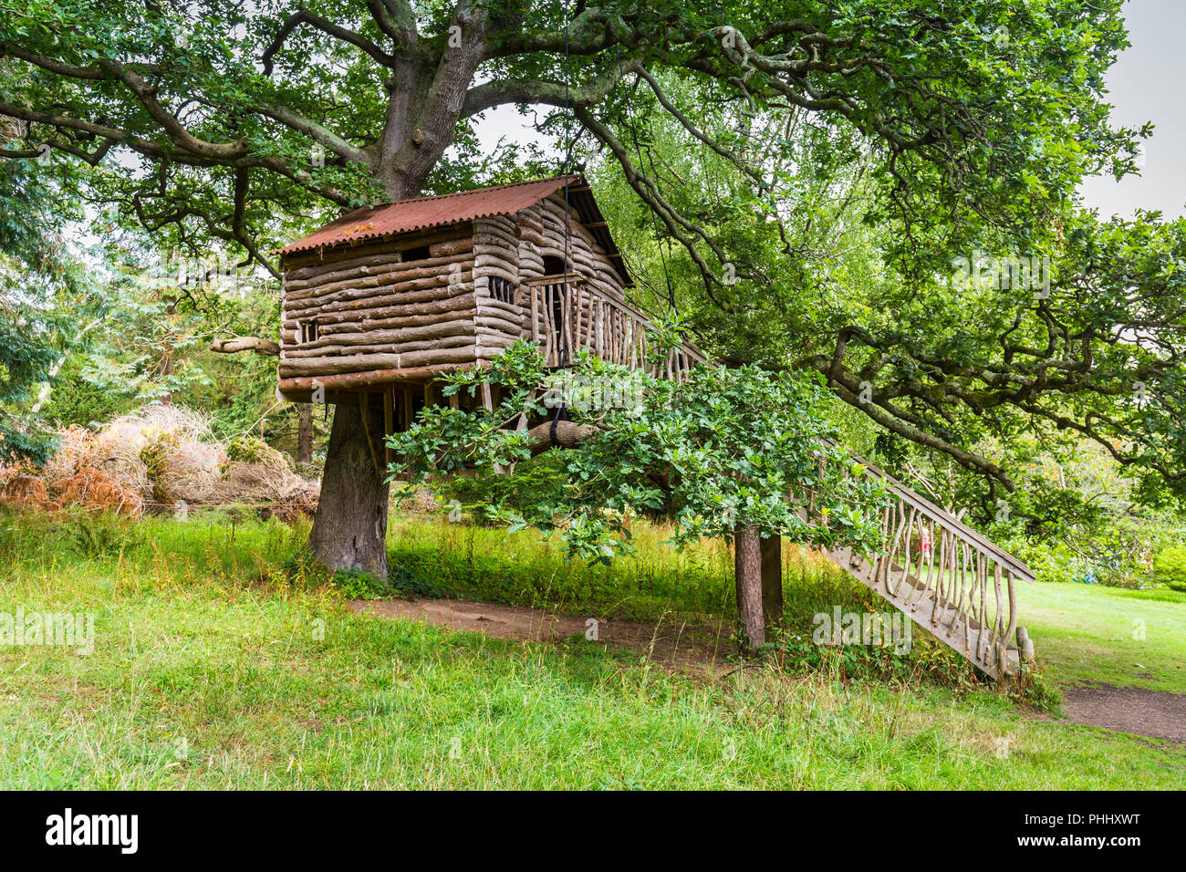 Piccolo ed accogliente playhouse in una struttura ad albero Foto Stock