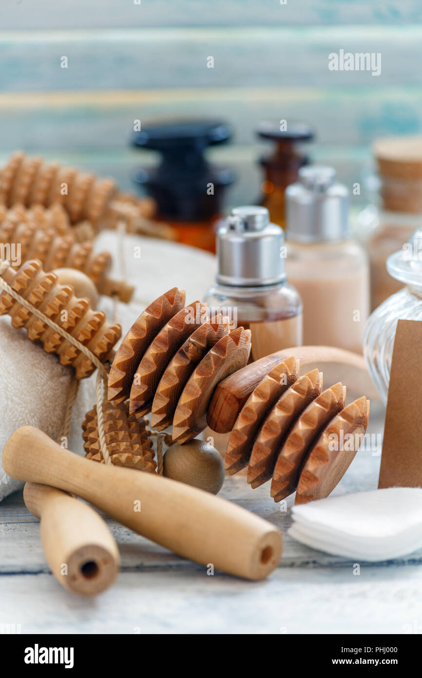 Rullo di legno strumenti per il massaggio manuale. Foto Stock