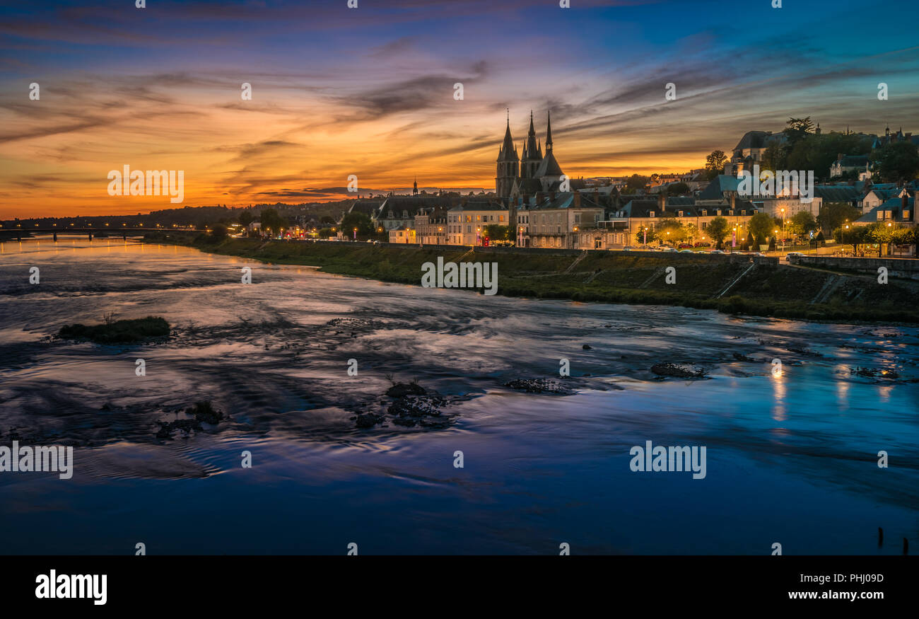 Tramonto immagine di Blois e il fiume Loira, Francia Foto Stock