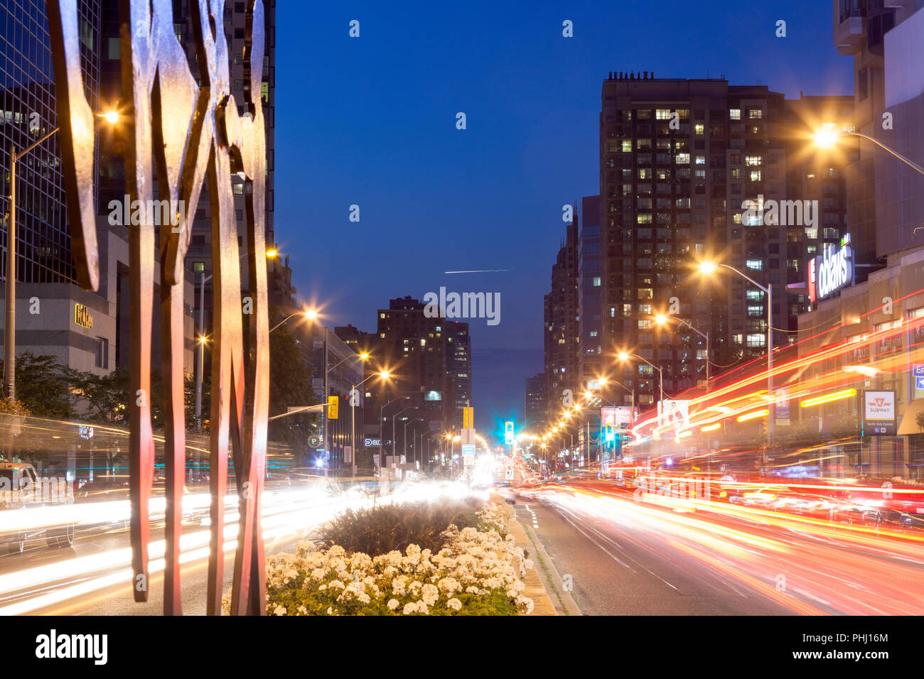 Yonge Street guardando a Nord al crepuscolo. North York, Toronto, Ontario, Canada. Foto Stock