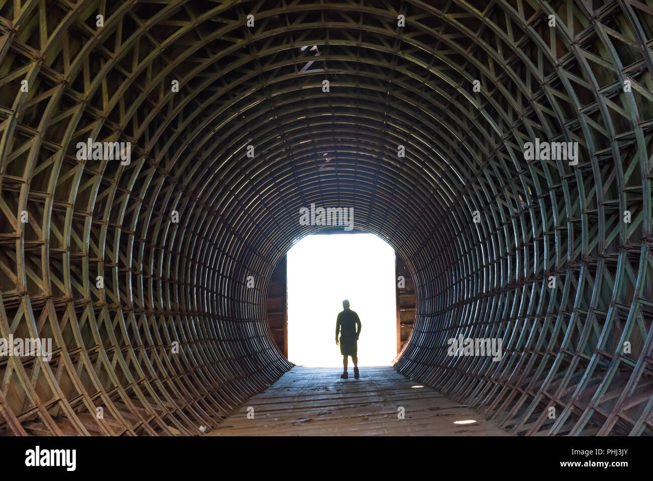 Silhouette di un uomo alla fine del tunnel Foto Stock