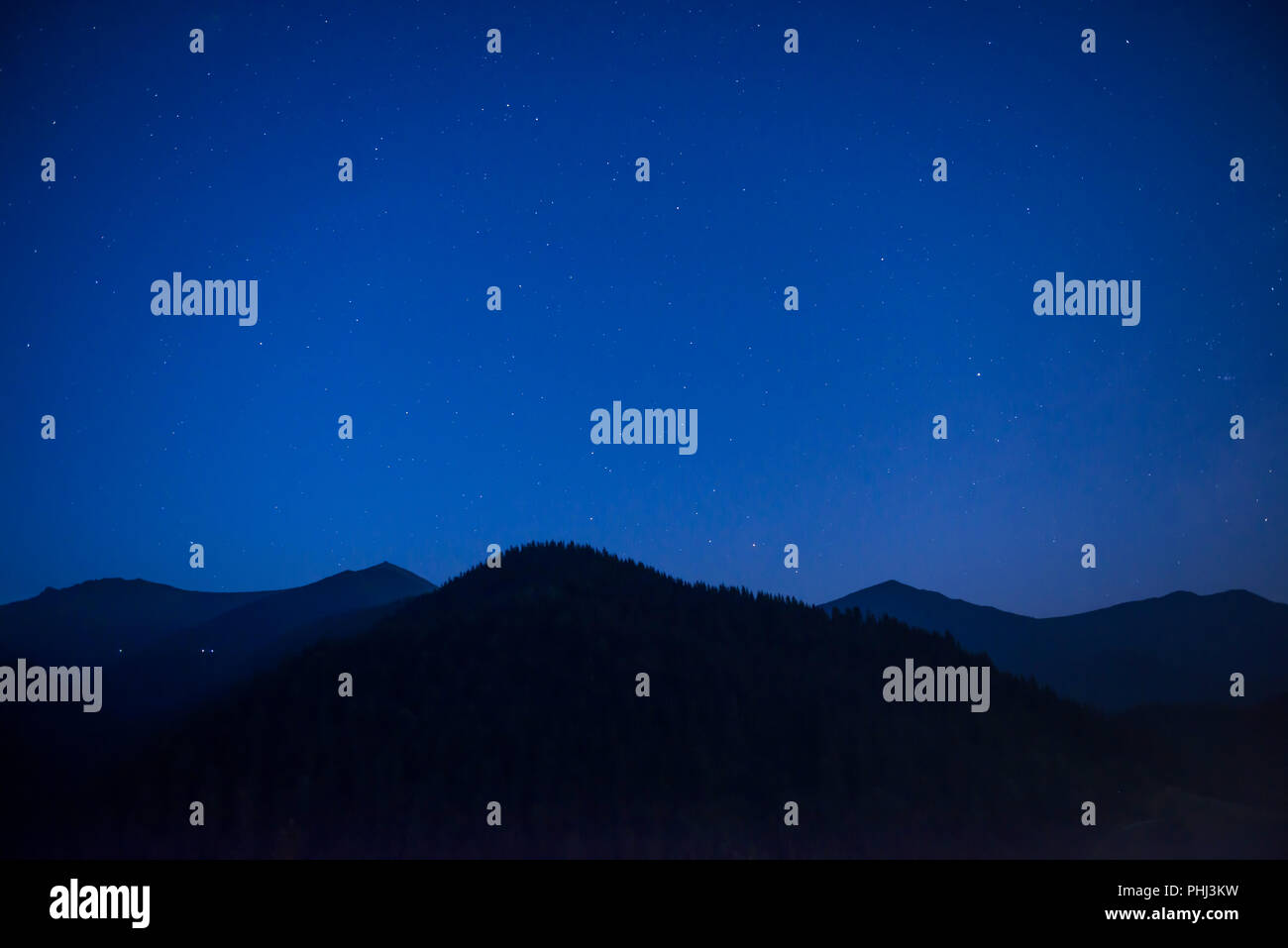 Silhouette della gamma della montagna di notte Foto Stock