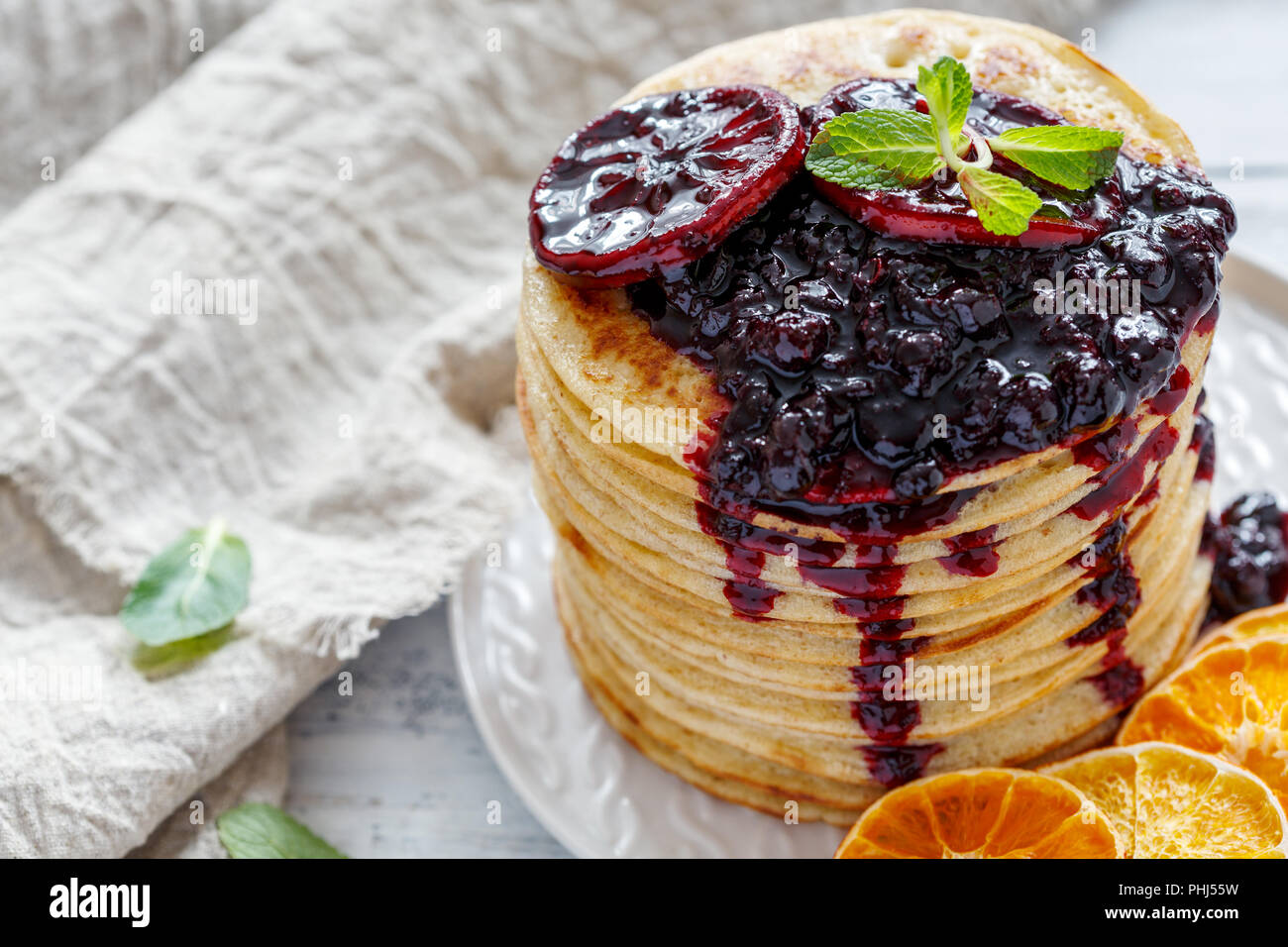 Pila di pancake con salsa di frutti di bosco. Foto Stock