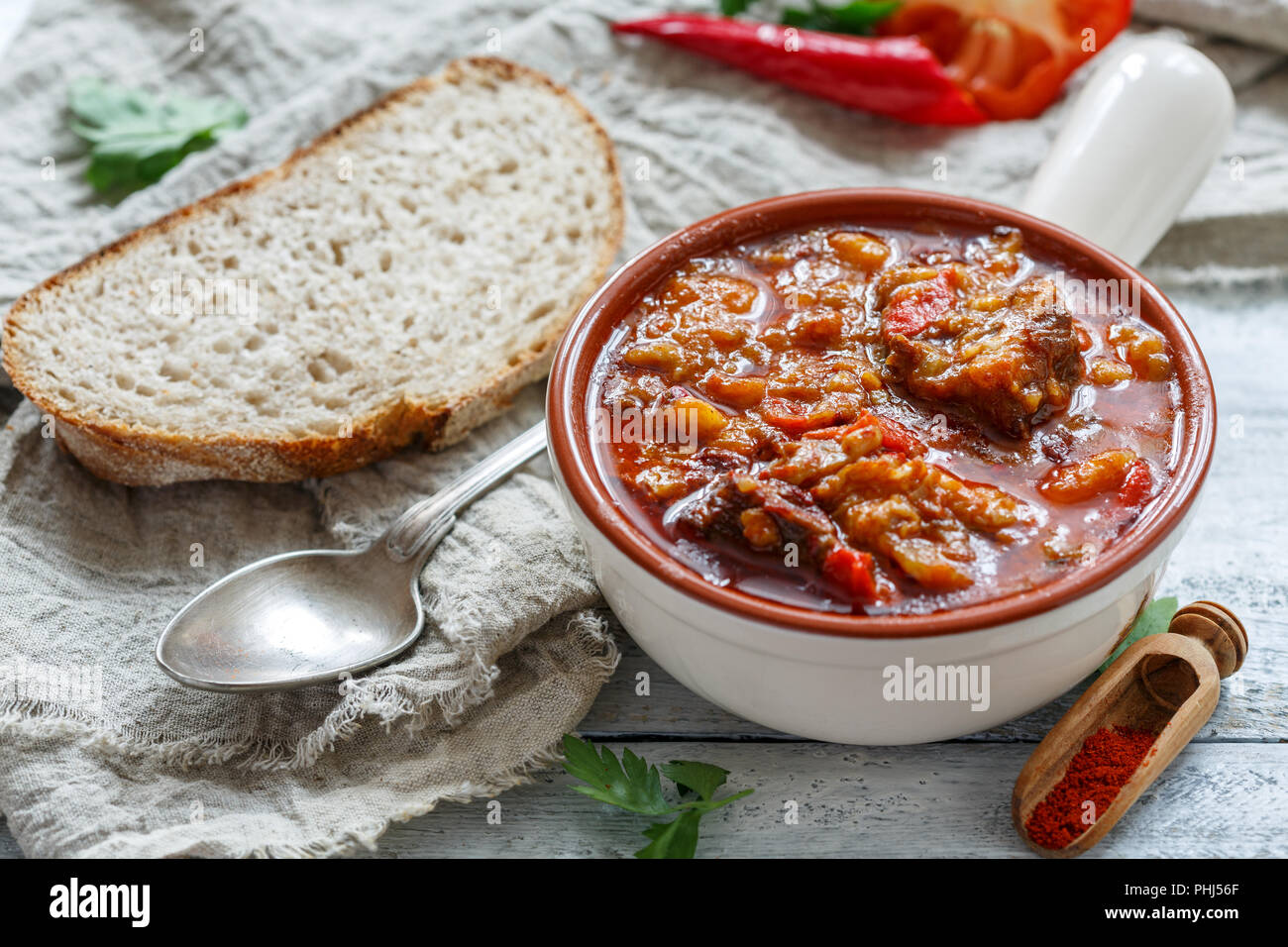Spesso la zuppa di carne con paprica. Cucina ungherese. Foto Stock