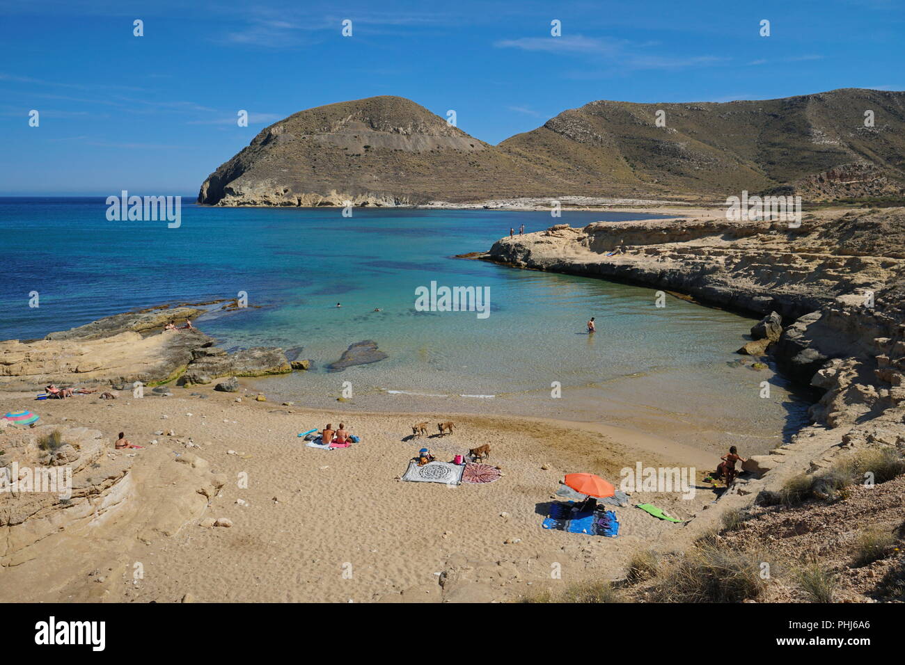 Cove nel Cabo de Gata-Nijar parco naturale, vicino alla spiaggia di El Playazo Rodalquilar de, mare Mediterraneo, Almeria, Andalusia, Spagna Foto Stock