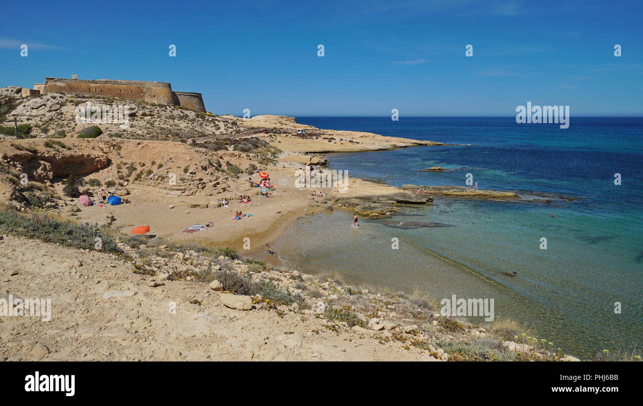 Cove nel Cabo de Gata-Nijar parco naturale con il castello di San Ramon, El Playazo Rodalquilar de, mare Mediterraneo, Almeria, Andalusia, Spagna Foto Stock