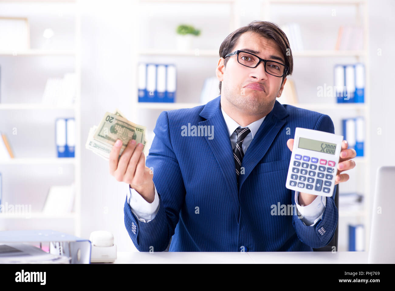 Ragioniere il calcolo di dollari con la calcolatrice in office Foto stock -  Alamy