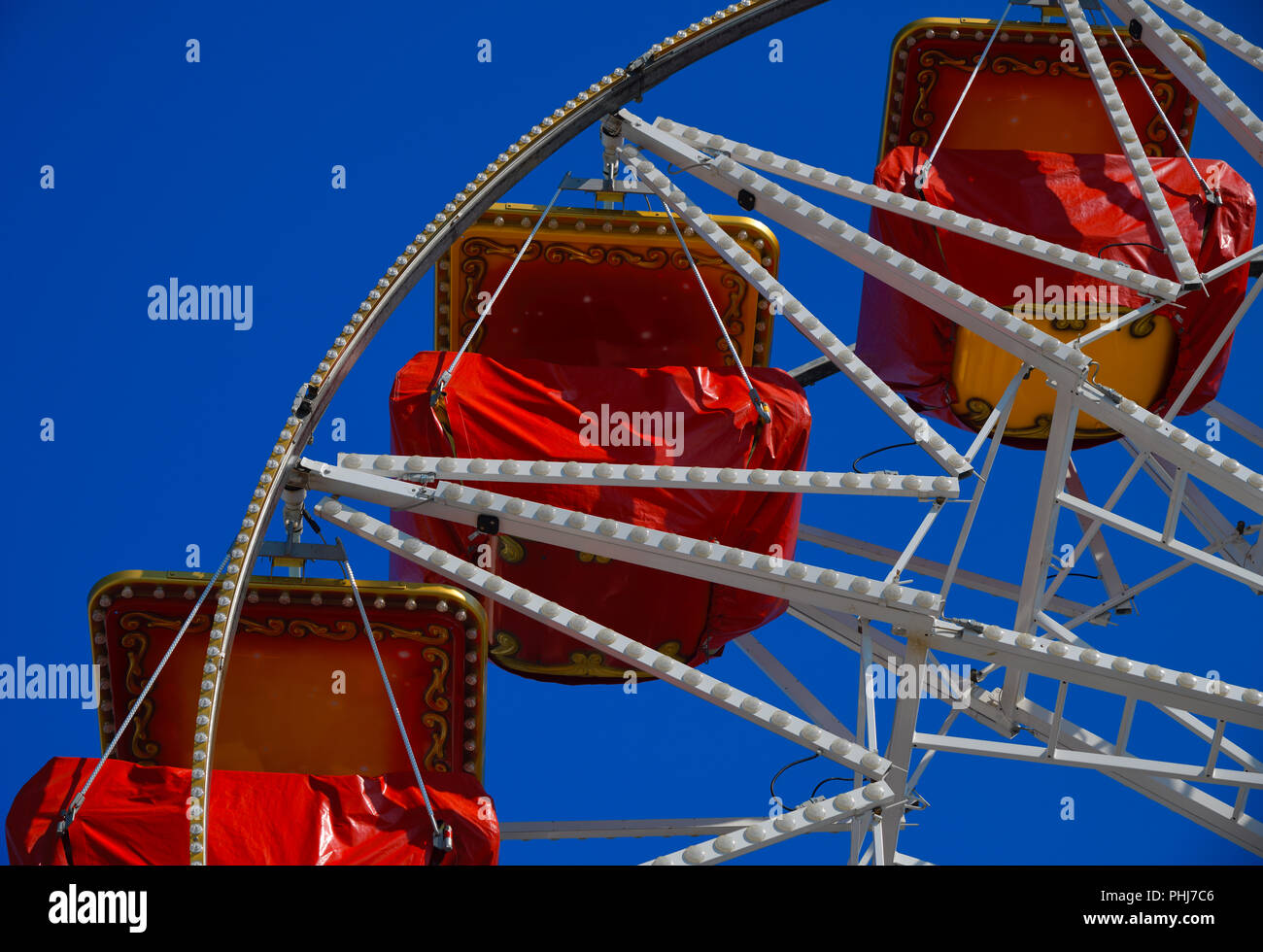 Ruota panoramica Ferris nel profondo blu del cielo Foto Stock