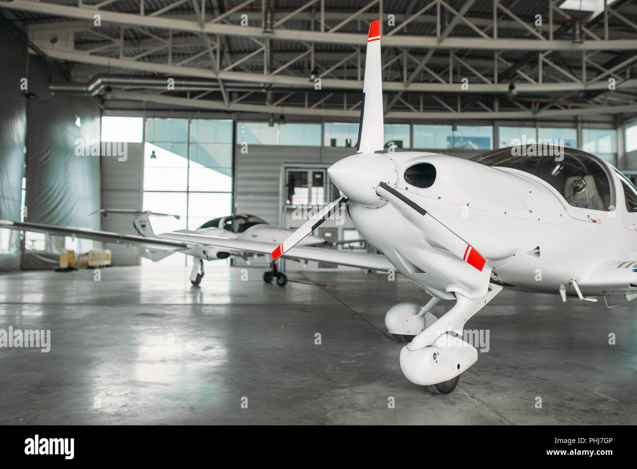 Privato piccolo aeroplano a turboelica in hangar, piano di ispezione prima del volo. Trasporto aereo - Vista frontale sul piano a turboelica Foto Stock