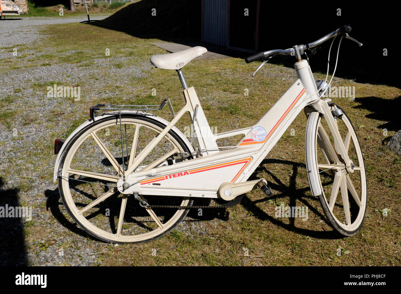 La bicicletta in plastica. La plastica Itera bicicletta, un degli anni ottanta tentativo svedese di modernizzare la bicicletta mediante sostituzione di metallo con plastica stampata ad iniezione di materiali compositi. Il progetto è terminato nel tecnico e di fallimento commerciale dopo tre anni. La produzione è stata fatta in una fabbrica di plastica a Vilhelmina Svezia. La produzione terminò nel 1985. Foto Stock