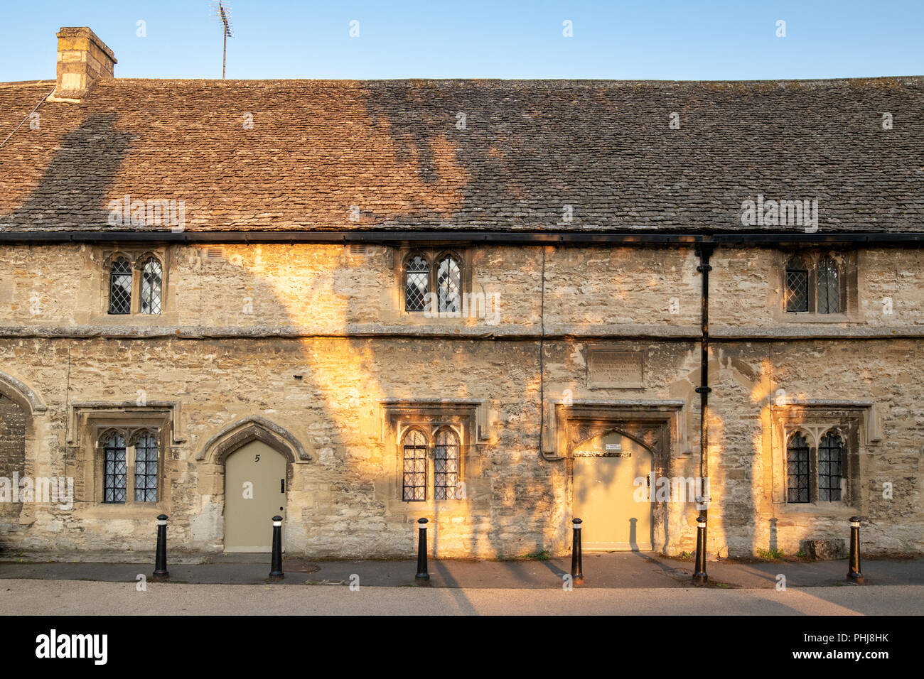 Gli ospizi di carità nel tardo pomeriggio di sole. Burford, Cotswolds, Oxfordshire, Inghilterra Foto Stock
