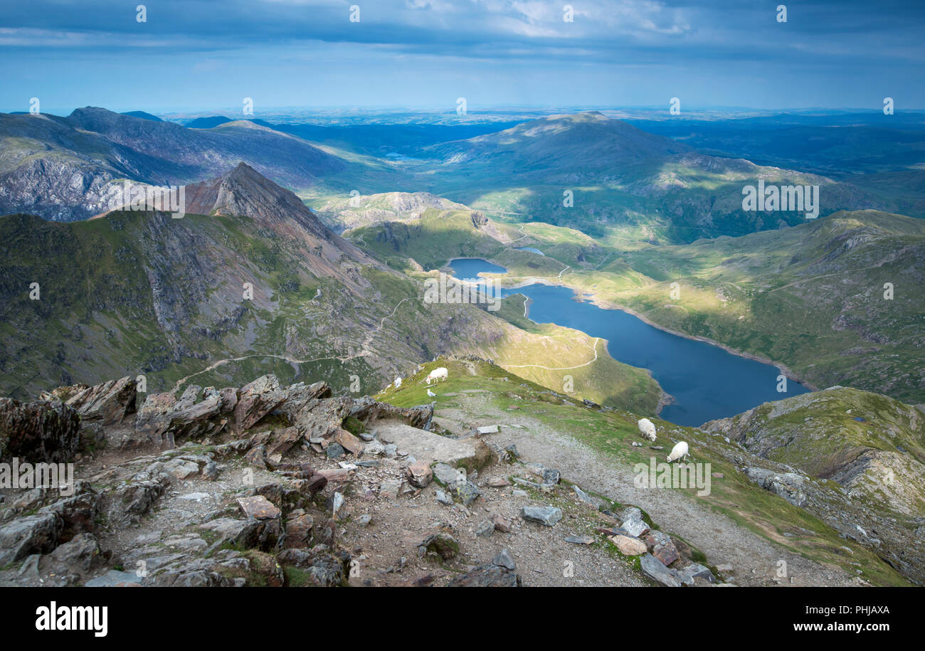 Vista dal vertice di Snowdon nel Parco Nazionale di Snowdonia, Wales, Regno Unito Foto Stock