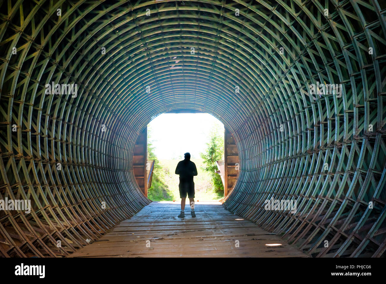 Silhouette di un uomo alla fine del tunnel Foto Stock