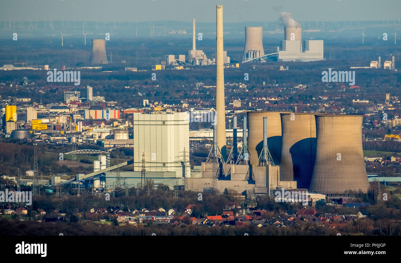Vista di Hamm con il Gersteinwerk impianto alimentato a carbone nella parte anteriore e il Westfalen impianto di alimentazione sulla parte posteriore all'orizzonte con un estremo telefono Foto Stock