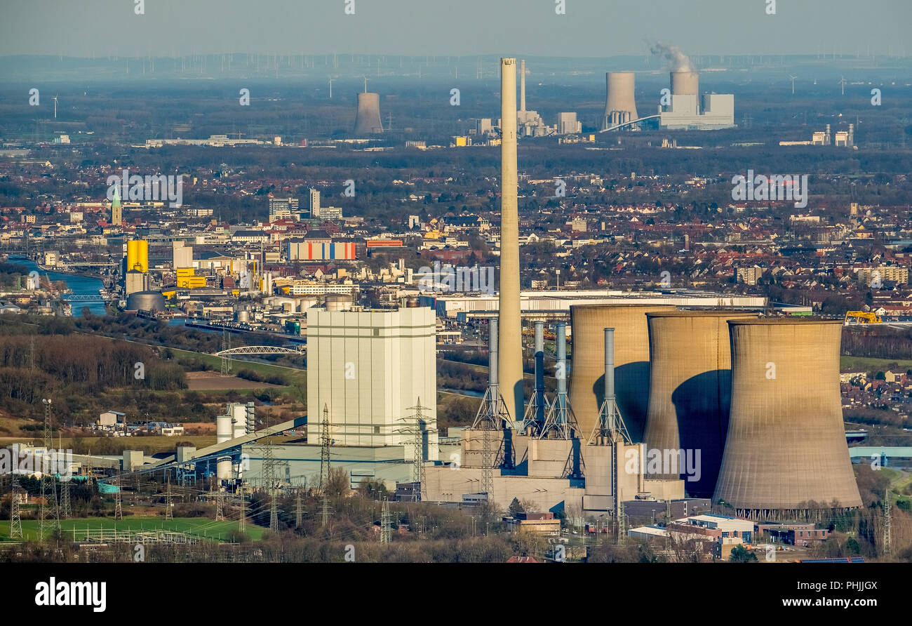 Vista di Hamm con il Gersteinwerk impianto alimentato a carbone nella parte anteriore e il Westfalen impianto di alimentazione sulla parte posteriore all'orizzonte con un estremo telefono Foto Stock