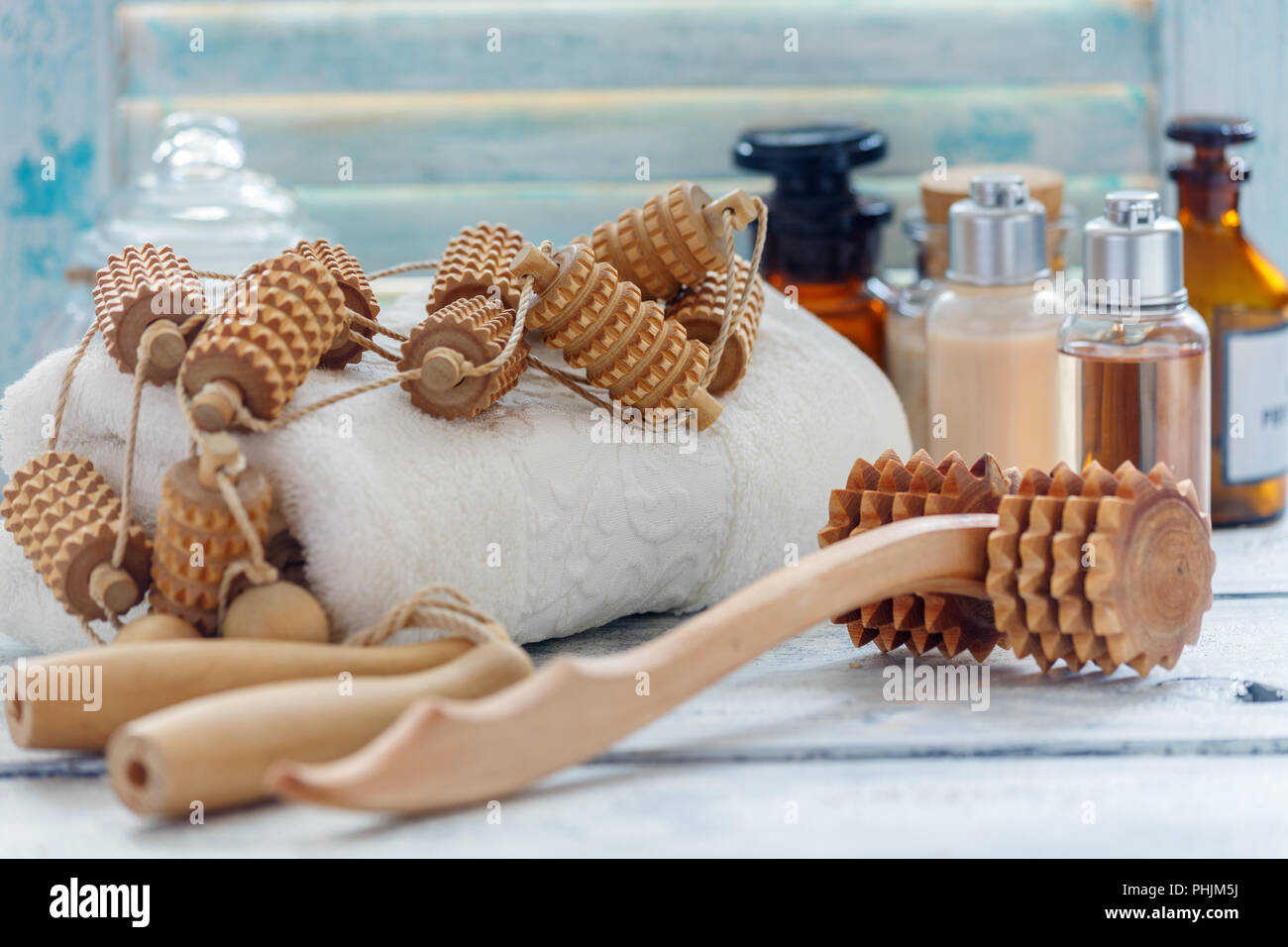 Rullo di legno strumenti per il massaggio manuale. Foto Stock