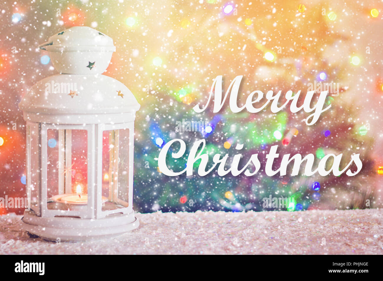Auguri di Buon Natale. Bianco Natale lanterna con una candela che brucia  sullo sfondo di un albero di Natale, luci di ghirlande, bokeh di fondo Foto  stock - Alamy