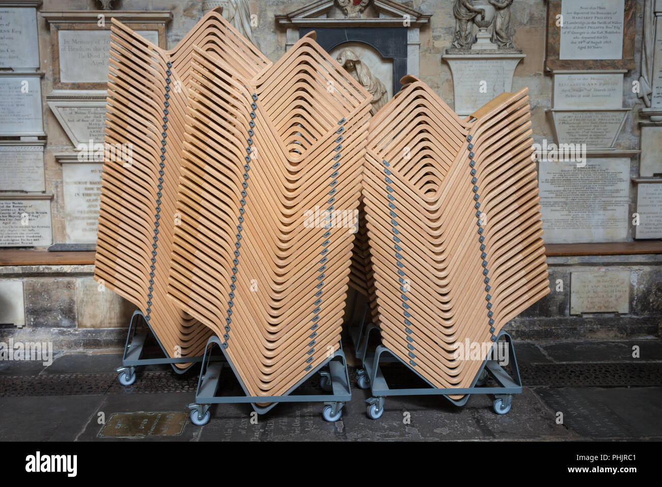Pile di sedie moderne su carrelli in Abbazia di Bath, Regno Unito Foto Stock