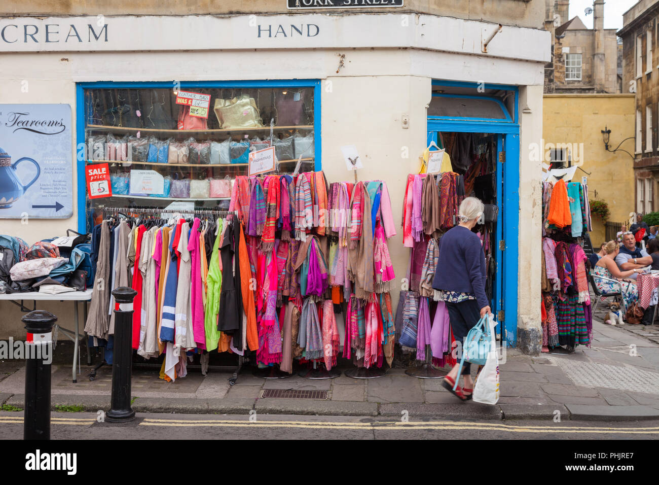 Negozio di vendita secondi vestiti, Bath Regno Unito Foto stock - Alamy