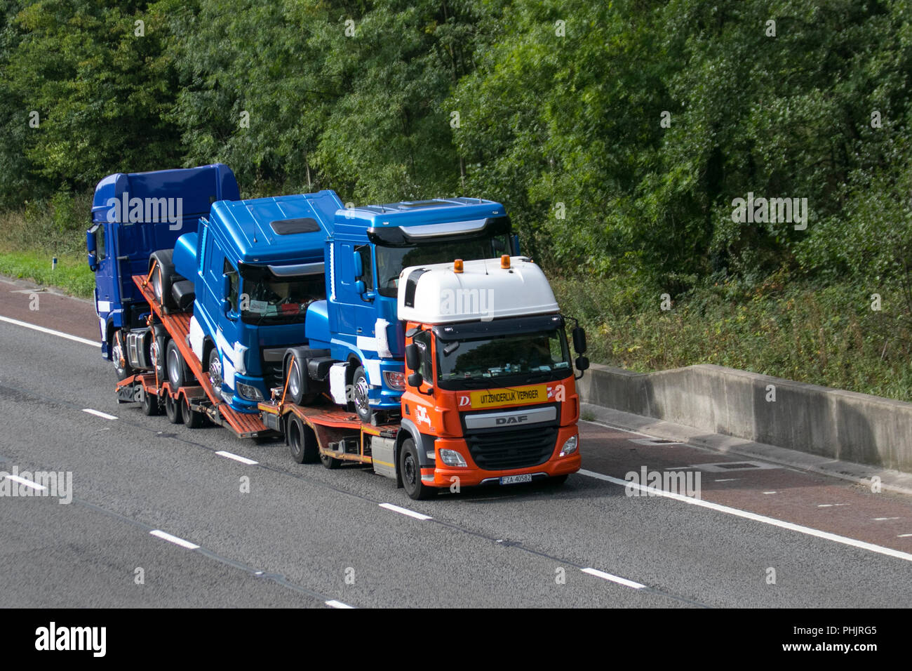 Autotrasportatore; DAF Haulage, camion DAF, trasporto di veicoli, camion, carico, consegna, trasporto, industria, nuove unità e veicoli per il trasporto merci su M6 Foto Stock