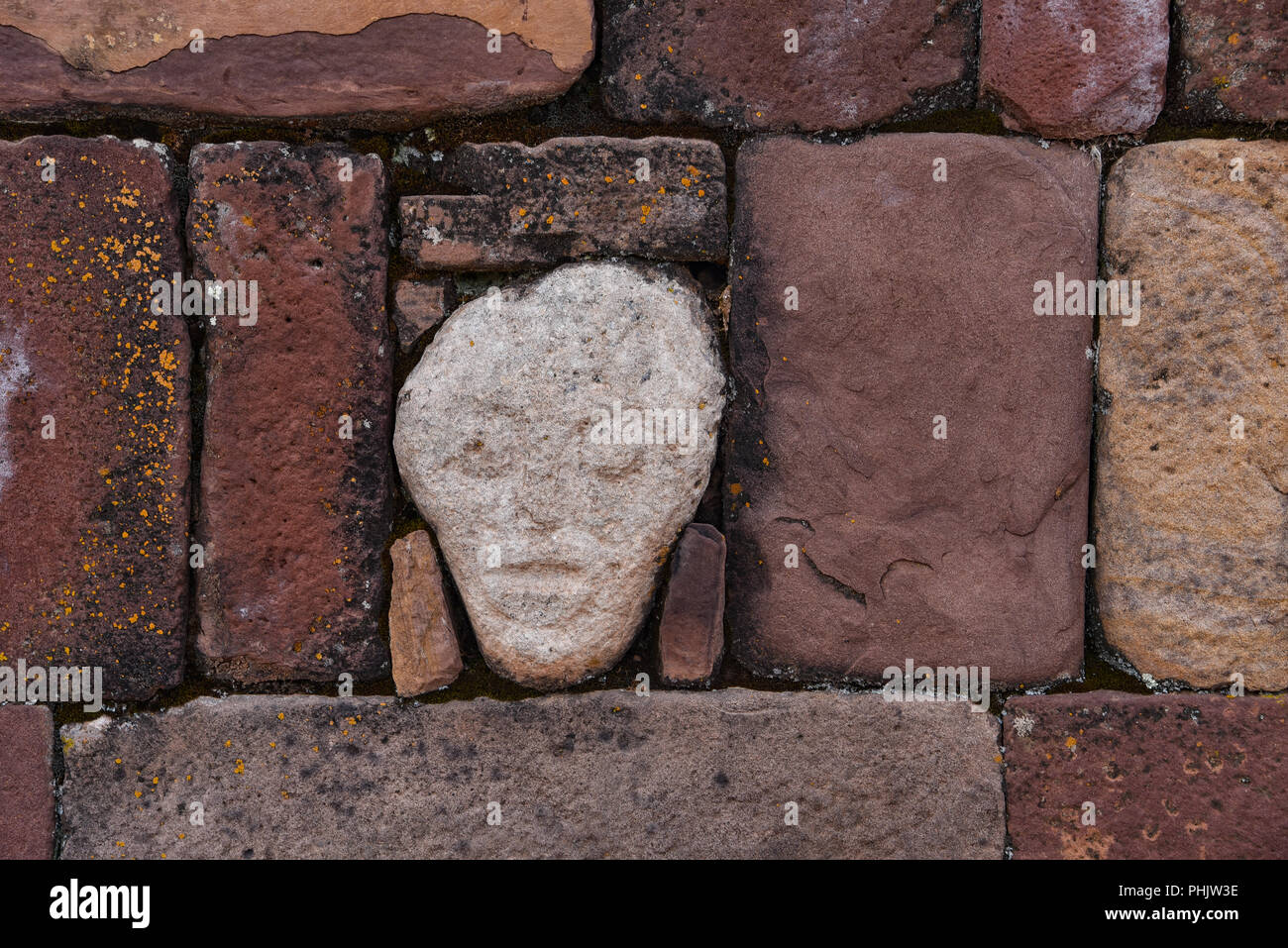 Primo piano di una pietra scolpita testa tenonv incorporato nella parete del a Tiwanaku UNESCO World Heritage Site vicino a La Paz in Bolivia Foto Stock