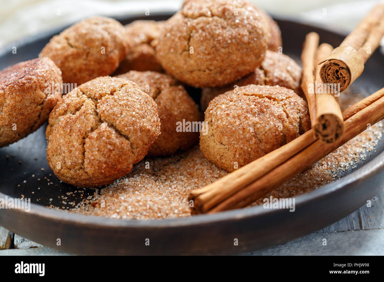 Biscotti con cannella zucchero su un tagliere di legno. Foto Stock
