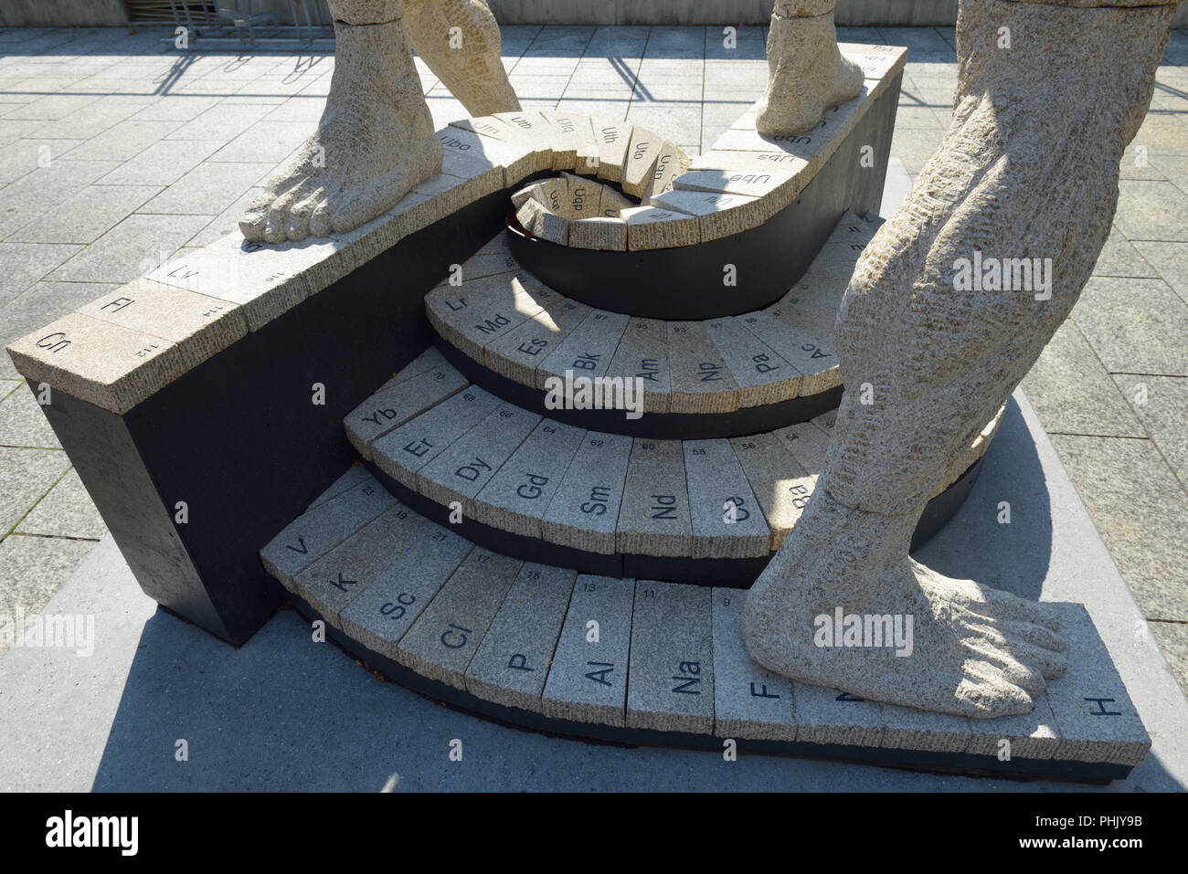 Una scultura contemporanea sugli elementi chimici esposti nel centro pedonale di Vaduz FL Foto Stock