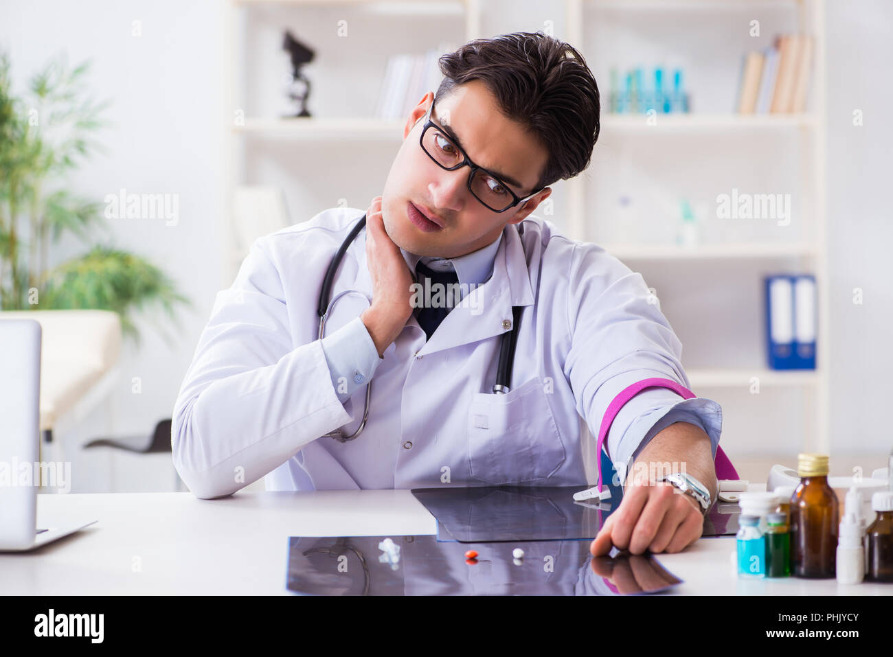 Medico tossicodipendente in ospedale Foto Stock