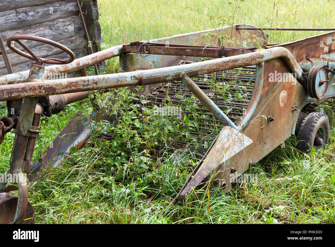 Parte del vecchio rimorchio e strutture metalliche utilizzate nelle zone rurali per lavorare in agricoltura, primo piano Foto Stock