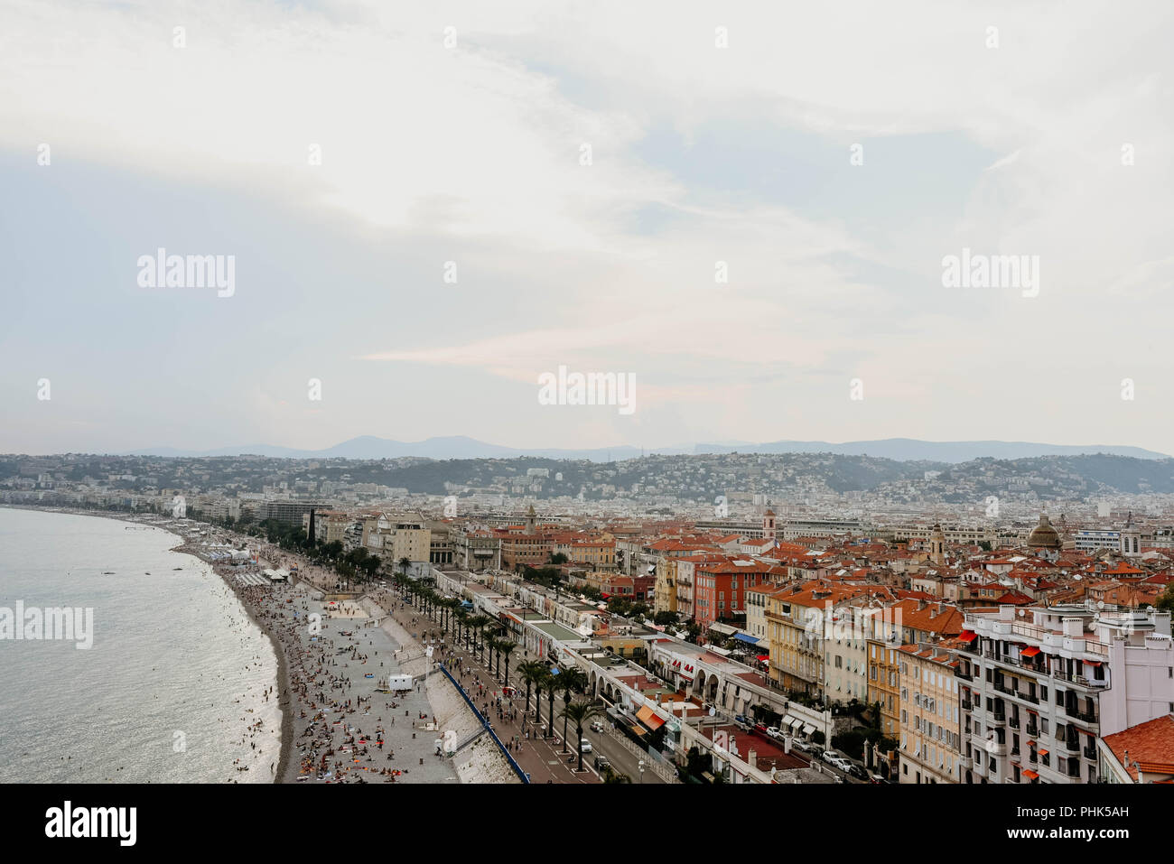 Vista aerea della bellissima spiaggia di Nizza, Francia, turismo di destinazione Foto Stock