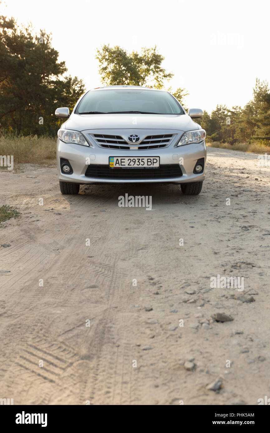 DNIPRO, Ucraina - 01 settembre 2018: Toyota Corolla di colore grigio, parcheggio nella foresta, CORSA Foto Stock