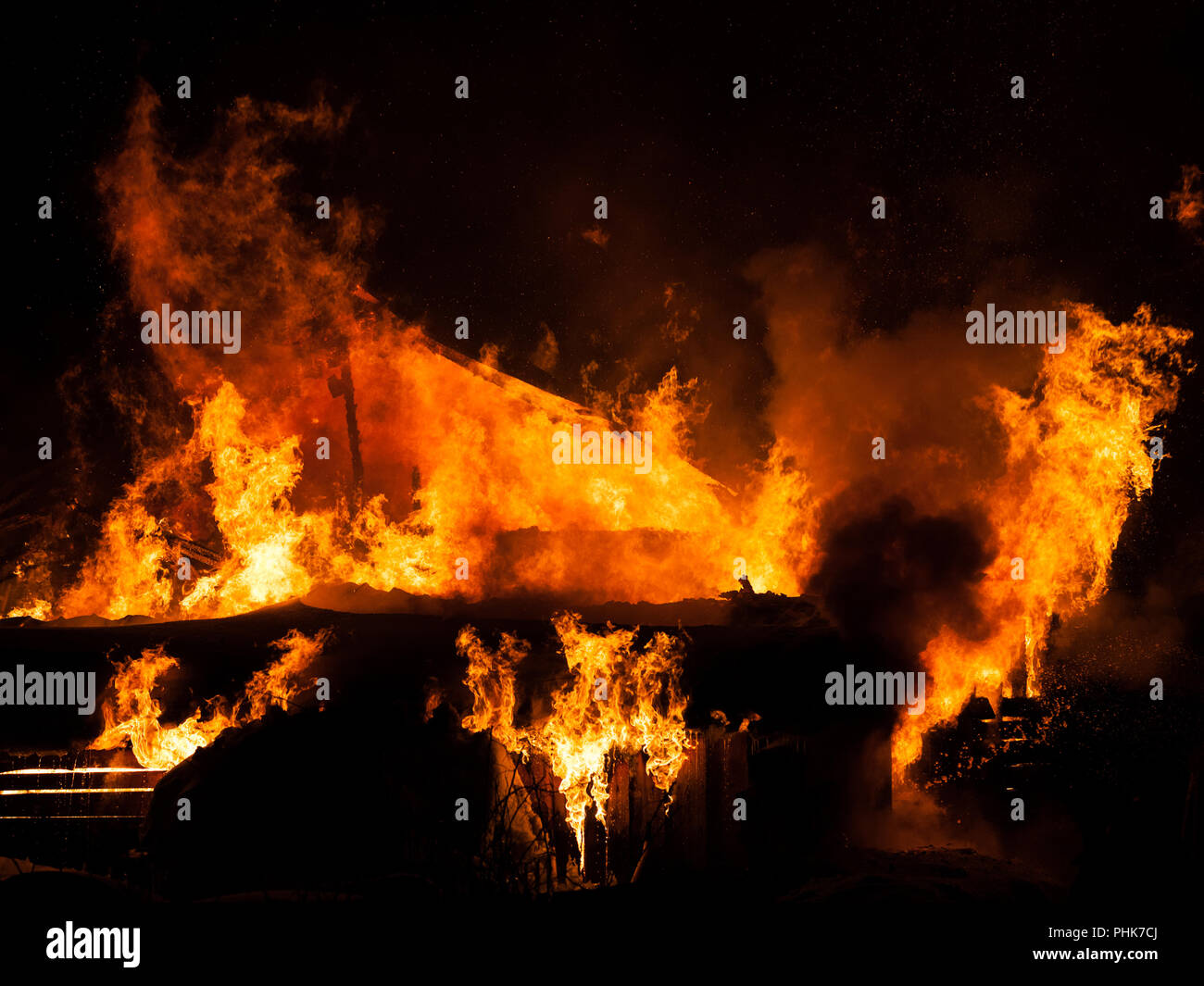 Fuoco ardente fiamma su casa in legno tetto Foto Stock