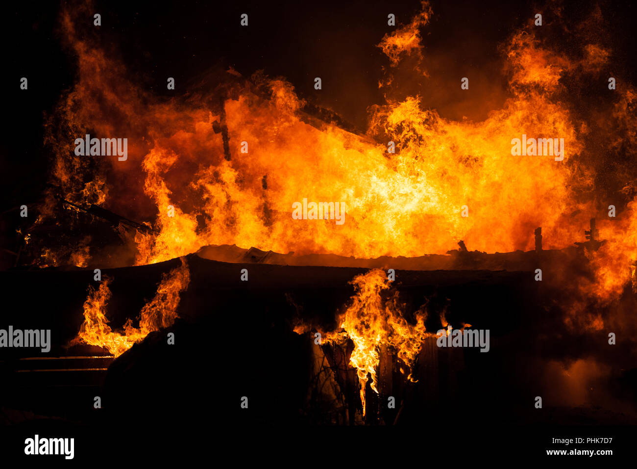 Fuoco ardente fiamma su casa in legno tetto Foto Stock