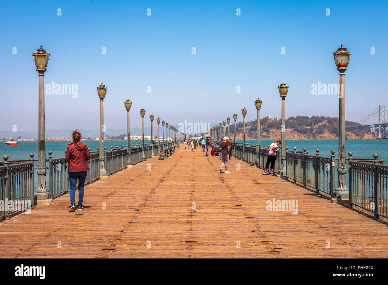 Un tempo di estate foto guardando giù Pier 7 e San Francisco Bay Foto Stock