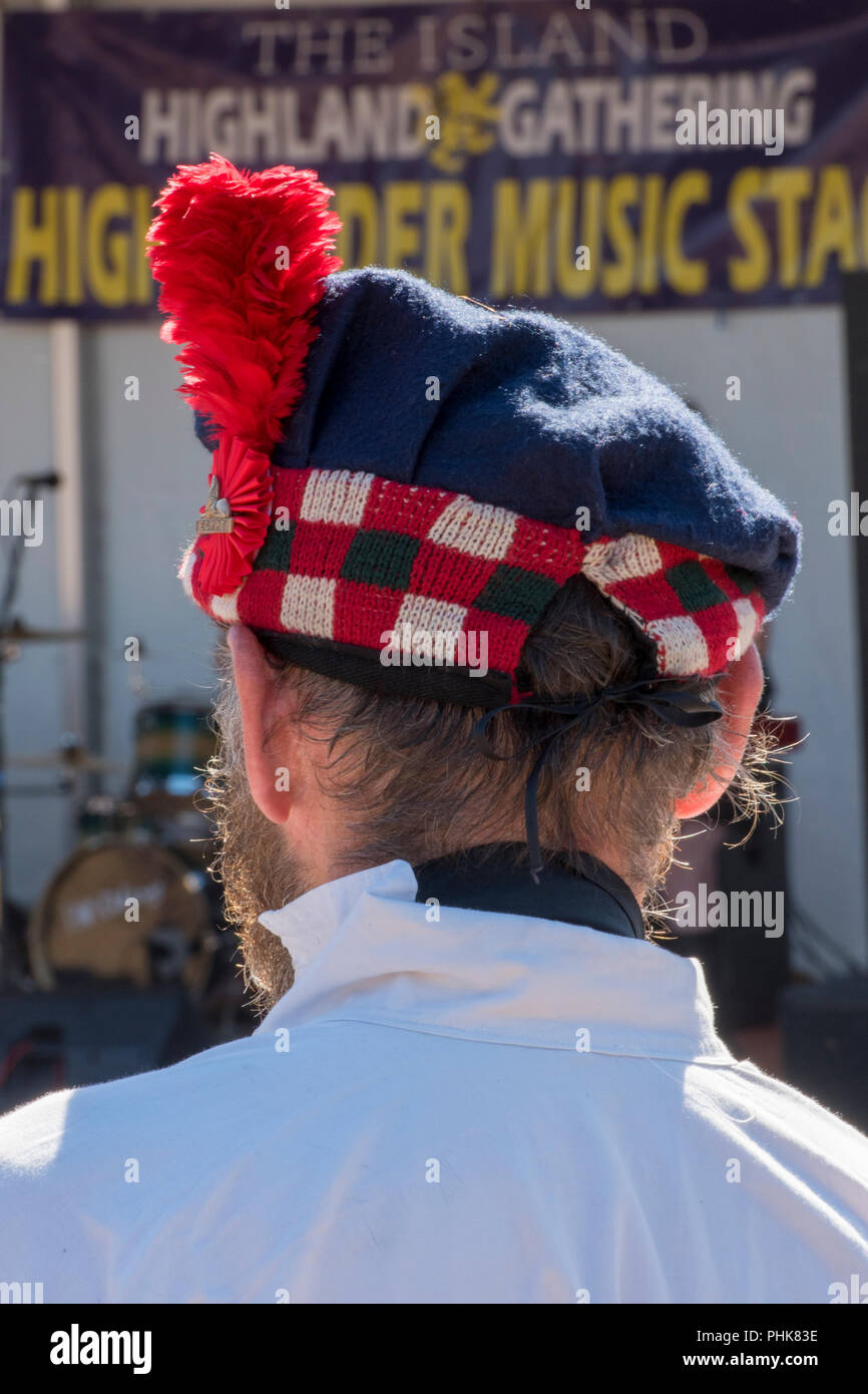 Uomo che indossa una tradizione scozzese tartan soldati cappello o berretto  Foto stock - Alamy