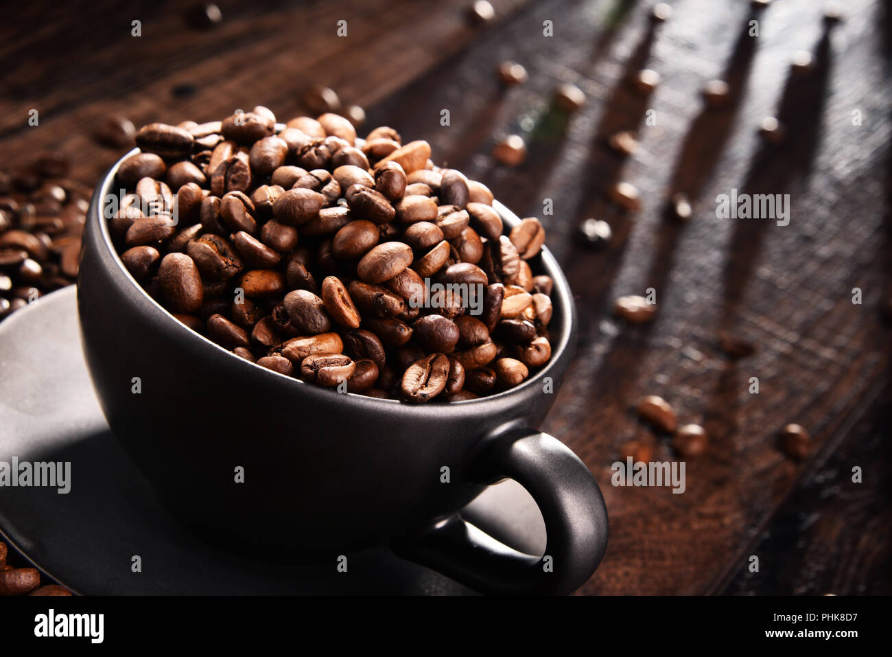 Composizione con tazza di caffè e fagioli. Foto Stock