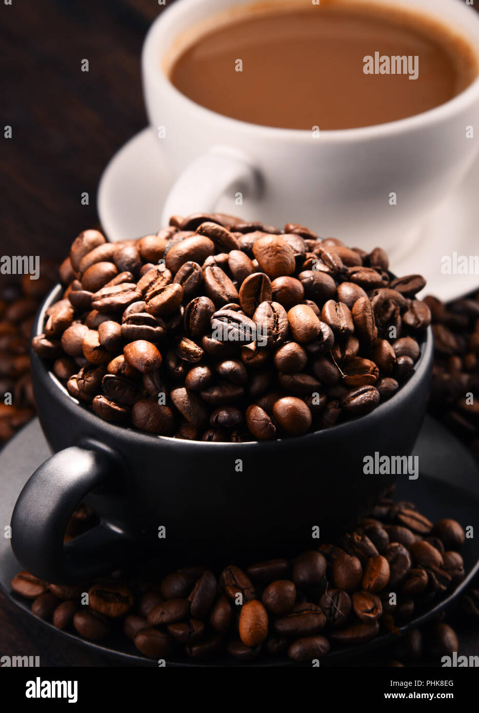 Composizione con due tazze di caffè e fagioli. Foto Stock