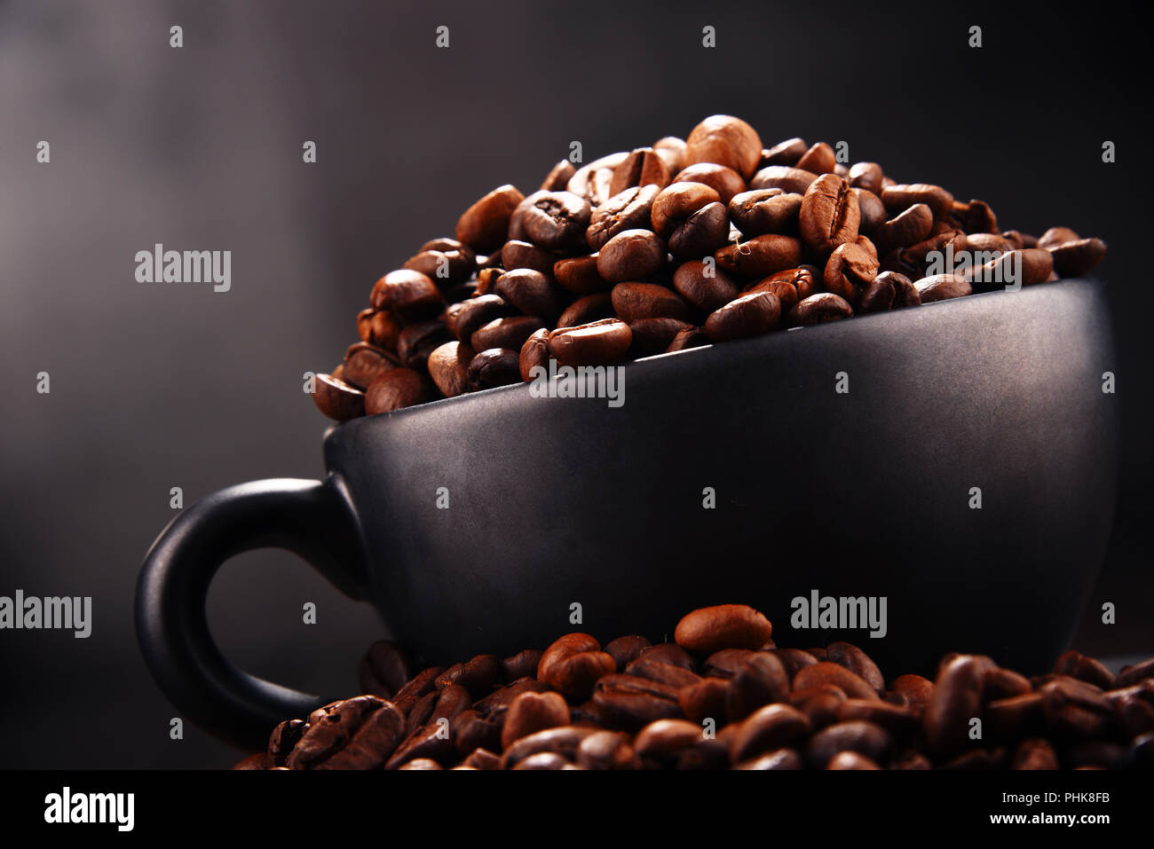 Composizione con tazza di caffè e fagioli. Foto Stock