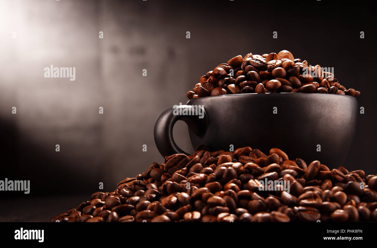 Composizione con tazza di caffè e fagioli. Foto Stock