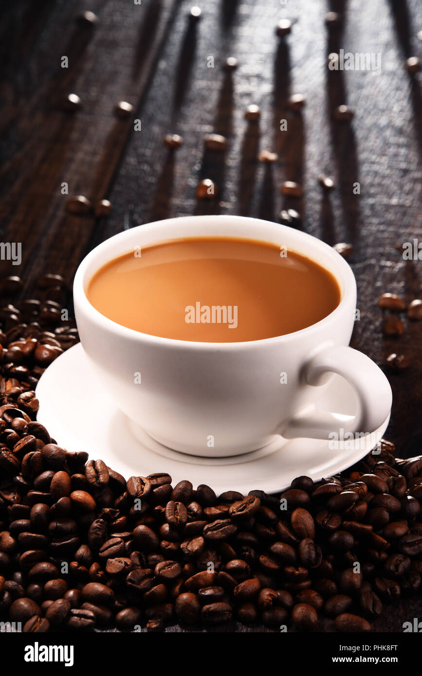 Composizione con tazza di caffè e fagioli. Foto Stock