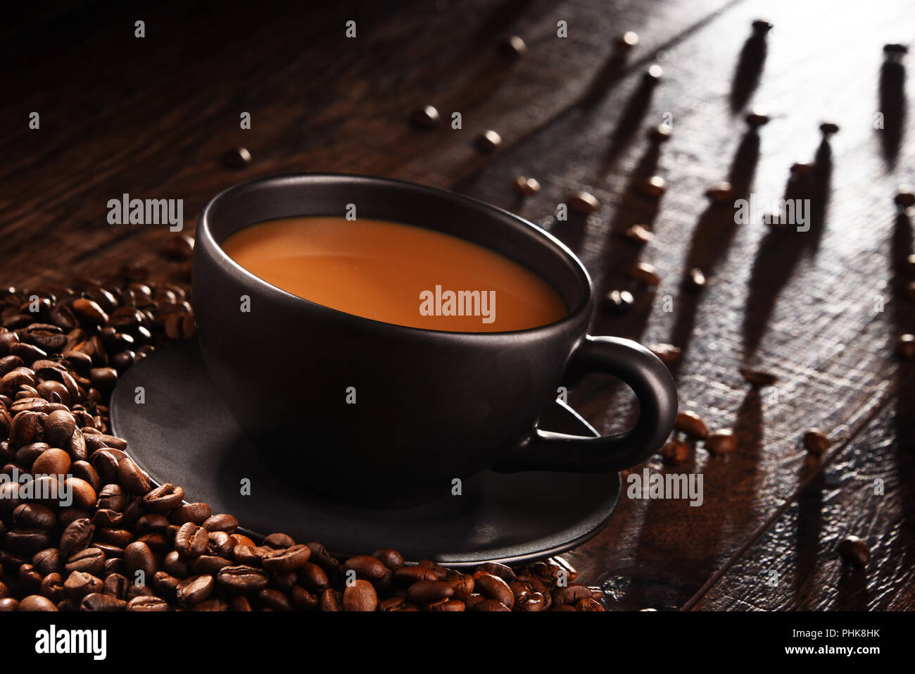Composizione con tazza di caffè e fagioli. Foto Stock