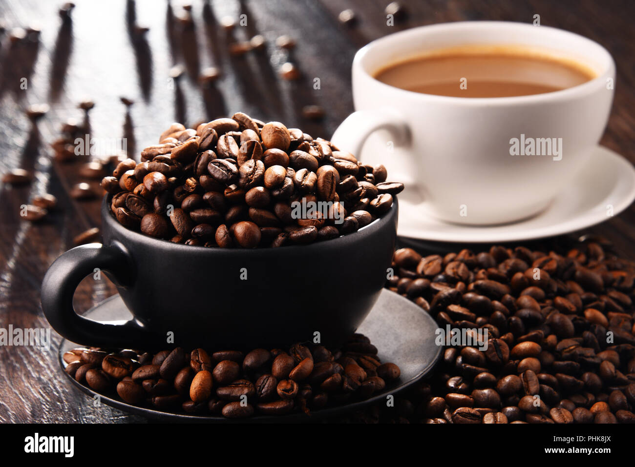 Composizione con due tazze di caffè e fagioli. Foto Stock