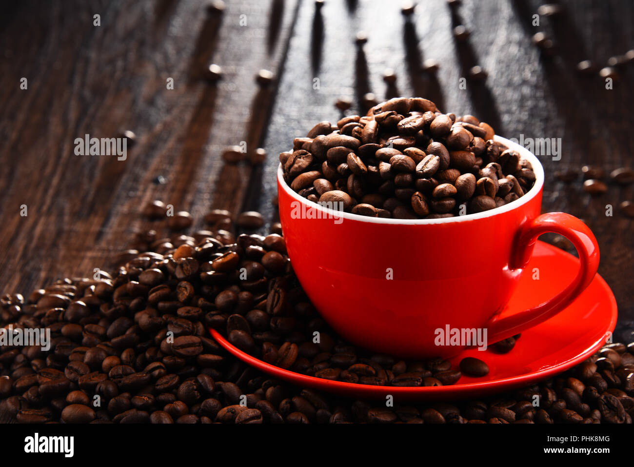 Composizione con Rosso tazza di caffè e fagioli. Foto Stock