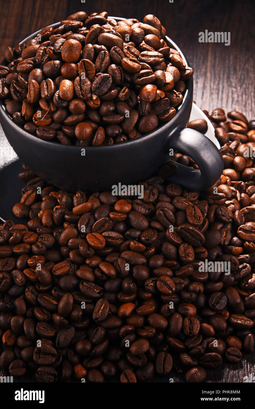Composizione con tazza di caffè e fagioli. Foto Stock